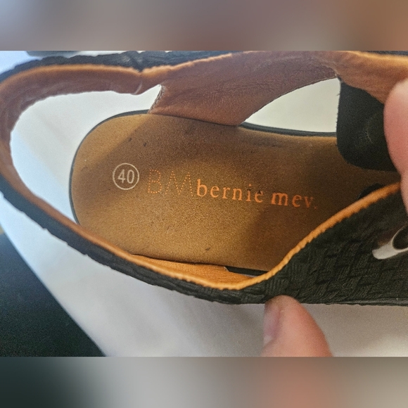 Bernie Mev- Woven Upper Adjustable Lace,Memory Foam Sandals Women's SZ 9 Black - Picture 4 of 7